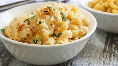 طريقة عمل المكرونة بالجبنة الرومي لغداء خفيف 