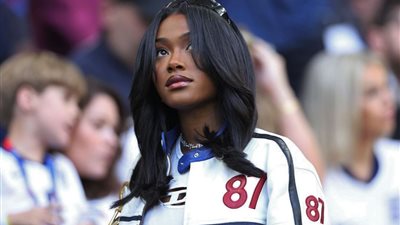 صديقة اللاعب الإنجليزي ساكا تولامي بنسون تخطف الأنظار بجمالها في بطولة اليورو 2024
