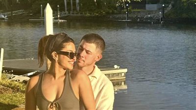 بريانكا شوبرا تطل بملابس رومانسية أثناء عطلتها الصيفية مع عائلتها (صور)