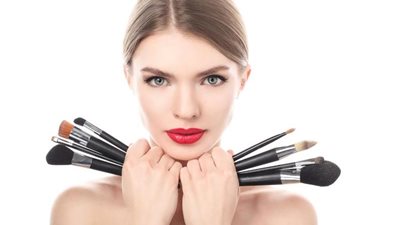  نصائح لتطبيق مكياج مميز لإطلالة ساحرة في العيد