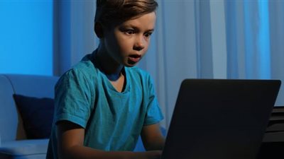 خطوات تحمي طفلك من مخاطر استخدام شبكة الإنترنت