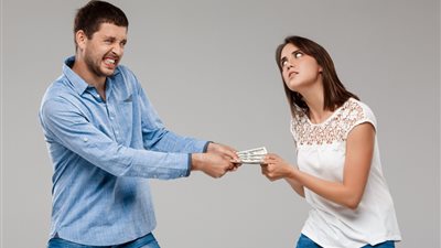 «سيدة تشكو من زوجها البخيل».. 9 نصائح تمكنك من التعامل معه