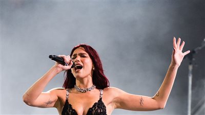 دوا ليبا تخطف الأنظار بـ5 إطلالات مثيرة في مهرجان جلاستونبري (صور)