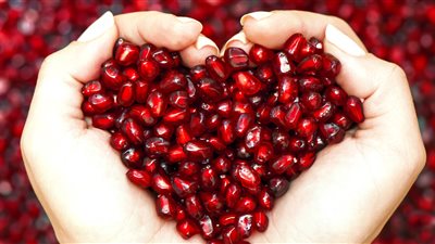 تفسير رؤية الرمان في المنام للعزباء والمتزوجة