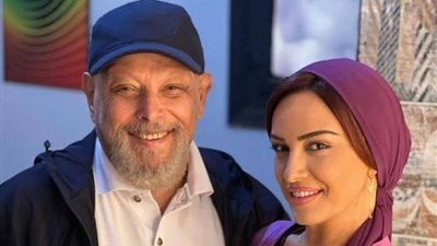 ريهام عبد الغفور تنهار بالبكاء في أول ظهور لها بعد وفاة والدها