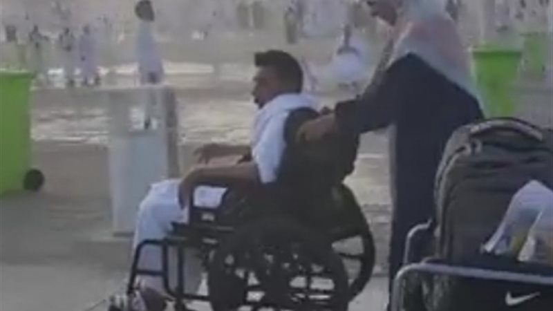 زوجة تساعد زوجها