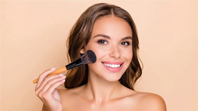 أضرار وضع المكياج