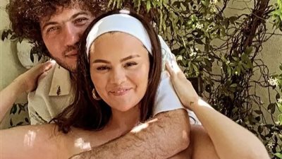 سيلينا جوميز تخطف الأنظار برومانسية مشتعلة مع صديقها وتلمح إلى حلم الإنجاب 