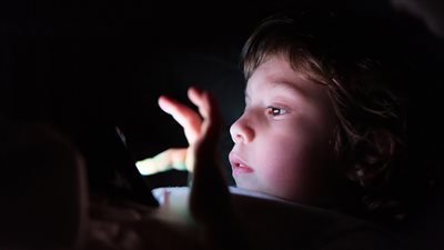 كيف تحظرين المواقع الإباحية على هاتف طفلك؟