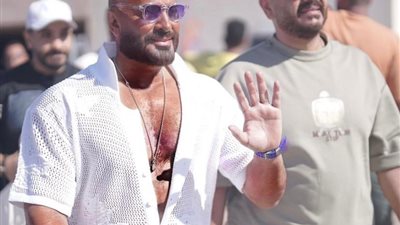 تامر حسني يخطف الأنظار بلوك جديد بعد طرح «جامدين جامدين» 