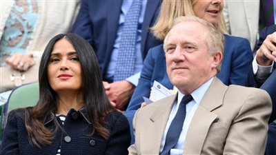 سلمى حايك تخطف الأنظار في ويبمبلدون بإطلالة ملكية بسيطة (صور)