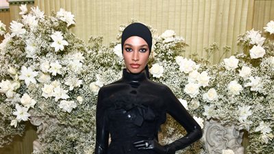 إكرام عبدي تحبس الأنفاس بإطلالة صيفية من رالف لورين في بطولة ويمبلدون (صور) 