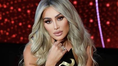 فستان بالريش يضع مايا دياب في موقف محرج أمام الجمهور.. فما السبب؟