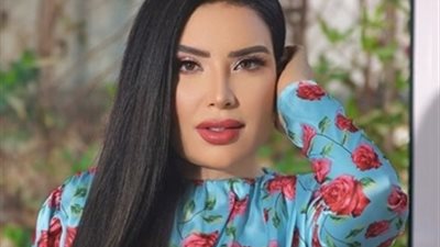 سعرها يتجاوز 140 ألف جنيه ..عبير صبري تتألق بإطلالة صيفية مليئة بالورد 