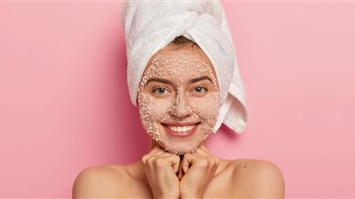 خلطات طبيعية أمنة لتقشير البشرة في الصيف