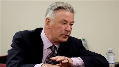 تفاصيل براءة أليك بالدوين من تهمة قتل مصورة فيلمه «راست» 