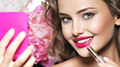 تفسير حلم رؤية أحمر الشفاة في المنام 