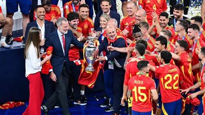 ملك إسبانيا يتعرض لموقف محرج أثناء رفع كأس يورو 2024