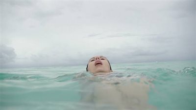 وفاة فتاة شابة داخل نادي الإعلاميين نتيجة إسفيكسيا الغرق.. ما أعراض تلك الأزمة؟