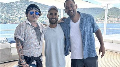 أحمد سعد يثير الجدل بصورة تجمعه بـ«ويل سميث» و«جوني ديب»