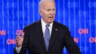 في زلة لسان جديدة.. الرئيس الأمريكي يصف نفسه بـ امرأة سوداء