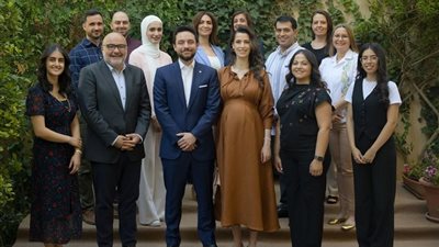 الأميرة رجوة تستعرض شهور حملها الأخيرة بإطلالة بسيطة في نزهة مع الأمير الحسين (صور)