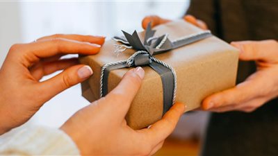 تفسير  حلم الهدية من شخص معروف في المنام