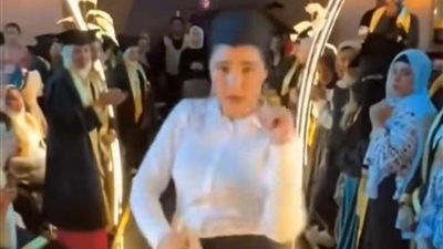 على خطى سمر عنتر .. طالبة تشعل الجدل برقص ملفت بحفل تخرجها 