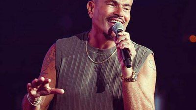 بحلق وشعر أشقر.. عمرو دياب يتصدر التريند بظهوره بلوك غريب في أحدث حفلاته