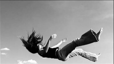 تفاصيل سقوط فتاة من الدور ال13 سليمة ورواد السوشيال في ذهول 