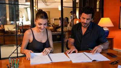 هاندا إرتشيل وباريش أردوتش يحتفلان بانتهاء تصوير «اتركه للرياح» بهذه الطريقة (صور) 