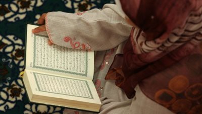  هل يشترط الوضوء للقراءة من المصحف؟.. «الإفتاء تُجيب»