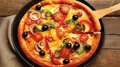 دون فرن.. طريقة عمل بيتزا الطاسة في 10 دقائق