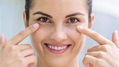 لجمال بشرتك.. زيت النعناع يخلصك من الهالات السوداء