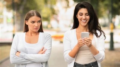 «سلفتي بتغير مني ومعقداني في حياتي وعايز اطلق بسببها»..  ماذا أفعل؟