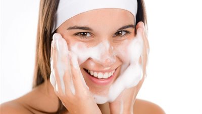 طريقة عمل غسول للبشرة بمكونات طبيعية في المنزل 