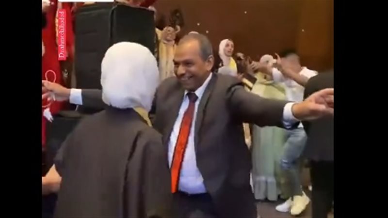 رقص أستاذ جامعي يشعل