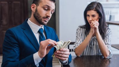 كيف أعرف أن خطيبي طماع؟ .. 7 علامات تدل على الجشع في فترة الخطوبة 