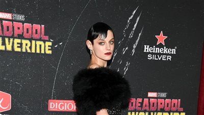 إطلالة حبيبة رامي مالك الساخنة تضعه في ورطة (صور)