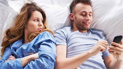 «زوجي يخونني مع زوجة صديقه».. ماذا أفعل؟