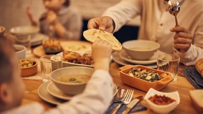 ما حكم نسيان «التسمية» وتذكرها أثناء الأكل؟.. «الإفتاء تُجيب»