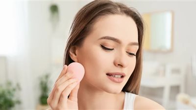 كيفية مزج المكياج بشكل مثالي لمظهر طبيعي ناعم