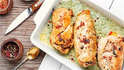 طريقة عمل صدور الدجاج بالجبنة والسبانخ لغداء لذيذ 