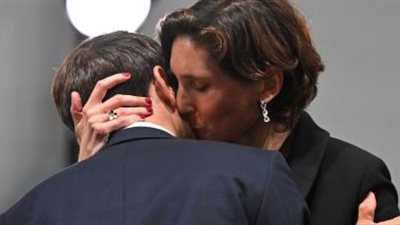 أزمة في فرنسا بسبب قبلة «غريبة» بين ماكرون ووزيرة الرياضة في أولمبياد باريس