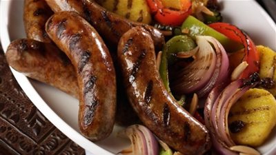 طريقة عمل طاسة السجق بالجبن في مطبخك