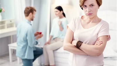 «حماتي صعبة وقاسية معايا بكلامها وأسلوبها».. إليك هذه النصائح للتعامل معها