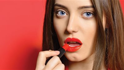 خطوات بسيطة لتثبيت أحمر الشفاه لمدة أطول
