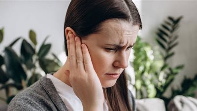 دراسة صادمة تكشف علاقة فيروس كورونا بفقدان السمع لدى الشباب 