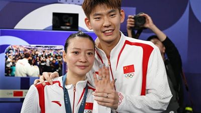 لاعبا كرة ريشة صينيان يعقدان خطبتهما بأجواء مميزة في أولمبياد باريس 2024