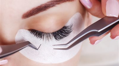 هل تركيب الرموش والاكستنشن يفسد الوضوء؟.. أمين الفتوى يُجيب (فيديو)